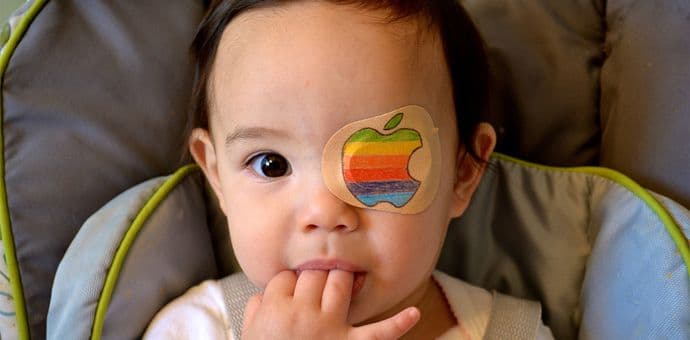 Kreativni otac čini kćerki zabavnim nošenje flastera preko oka Kreativni otac čini kćerki zabavnim nošenje flastera preko oka