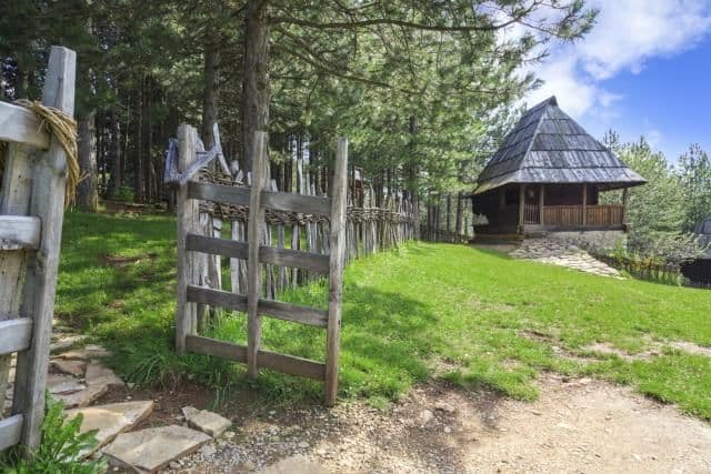 SRBIJA: Kuća i 10 hektara zemlje za 10.000 eura SRBIJA: Kuća i 10 hektara zemlje za 10.000 eura