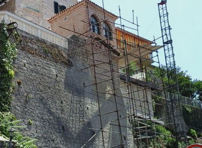 Napokon skidanje skele sa zidina Starog grada investitorke  Tošić    Napokon skidanje skele sa zidina Starog grada investitorke  Tošić