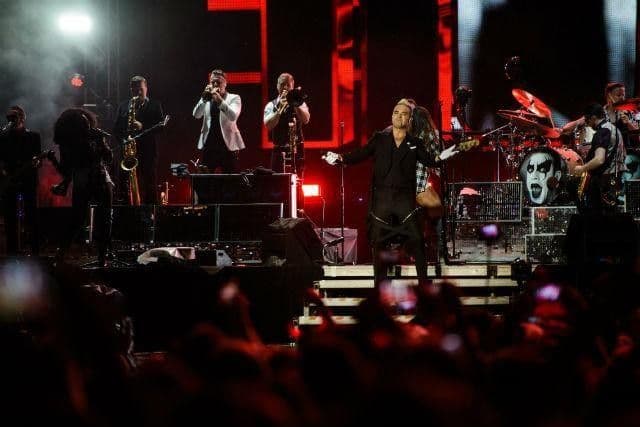 Robi Vilijams od Beograda zaradio dva miliona Robi Vilijams od Beograda zaradio dva miliona