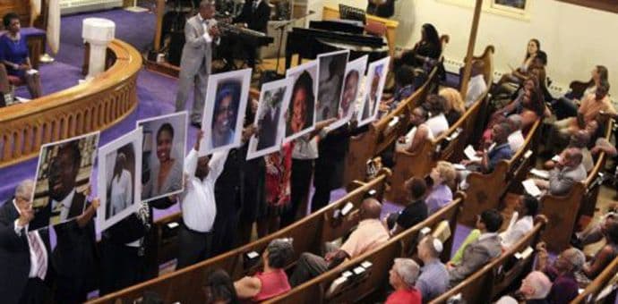 Hiljade ljudi oprostilo se od žrtava ubijenih u crkvi Hiljade ljudi oprostilo se od žrtava ubijenih u crkvi