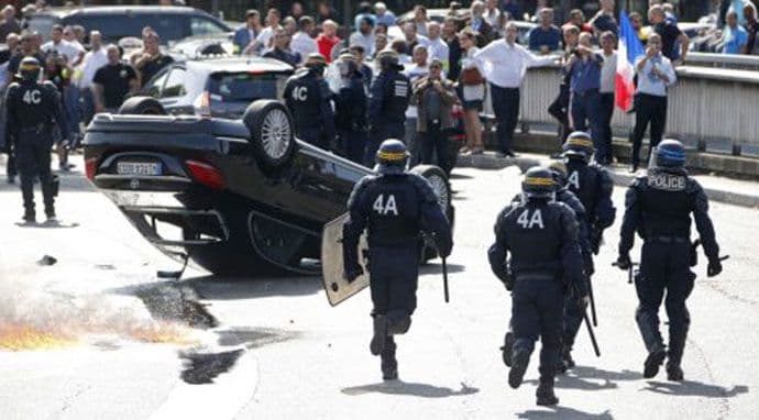 Haos u Parizu zbog Ubera, protesti taksista i u Meksiko Sitiju Haos u Parizu zbog Ubera, protesti taksista i u Meksiko Sitiju