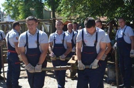 Inžinjerijska četa vojske gradi  montažni most u Virpazaru Inžinjerijska četa vojske gradi  montažni most u Virpazaru