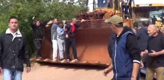 Rudari ne prekidaju blokadu, mještani krenuli u protestnu šetnju Rudari ne prekidaju blokadu, mještani krenuli u protestnu šetnju