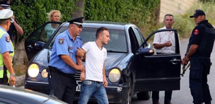 U Albaniji policajci hapse po selu poznatom kao fabrika marihuane U Albaniji policajci hapse po selu poznatom kao fabrika marihuane