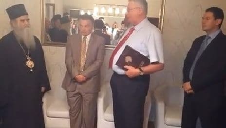 Amfilohije odlikovao Šešelja Amfilohije odlikovao Šešelja