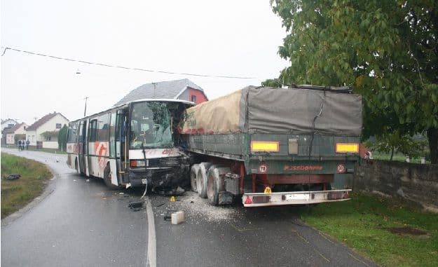U sudaru autobusa i kamiona  povrijeđeno šest lica U sudaru autobusa i kamiona  povrijeđeno šest lica