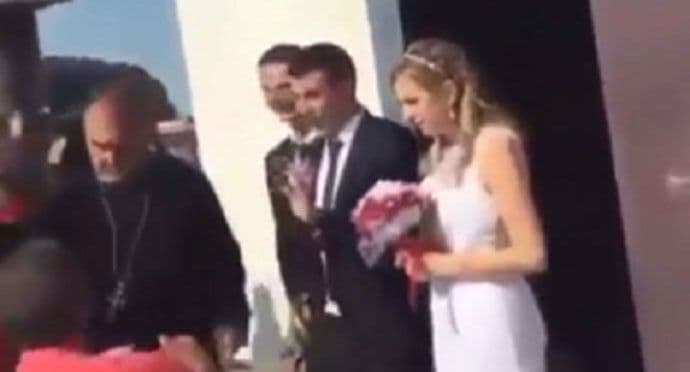 VIDEO HIT: Pop tuče romske muzičare ispred crkve VIDEO HIT: Pop tuče romske muzičare ispred crkve