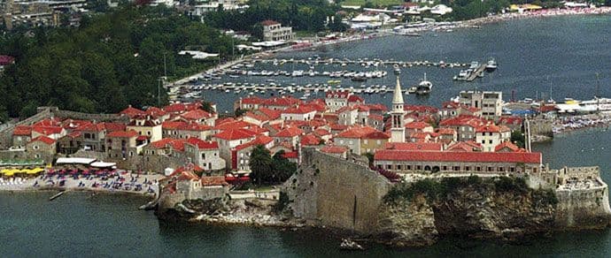 PODSTICAJI ZA LUKSUZNE HOTELE: Turistička privreda i njene provodadžije PODSTICAJI ZA LUKSUZNE HOTELE: Turistička privreda i njene provodadžije