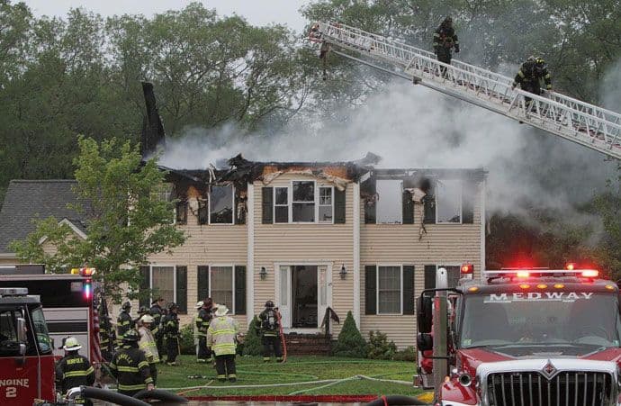 SAD: Avion pao na kuću, troje poginulih (FOTO, VIDEO) SAD: Avion pao na kuću, troje poginulih (FOTO, VIDEO)
