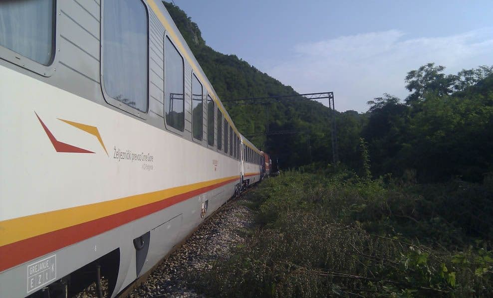 Voz za Beograd stajao tri sata u Golubovcima Voz za Beograd stajao tri sata u Golubovcima