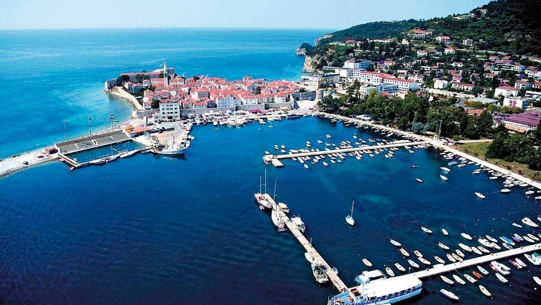 Budva: Direktoru banke zapaljen automobil Budva: Direktoru banke zapaljen automobil