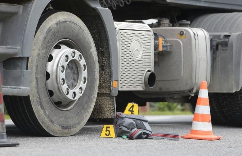 Vozač kamiona usmrtio pješaka na trotoaru Vozač kamiona usmrtio pješaka na trotoaru