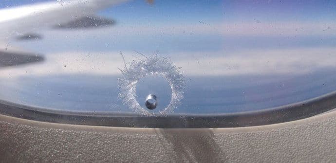 Čemu služi rupa u prozoru aviona? Čemu služi rupa u prozoru aviona?