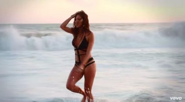 Slavna pjevačica pijana dizala haljinu i igrala nasred ulice Slavna pjevačica pijana dizala haljinu i igrala nasred ulice