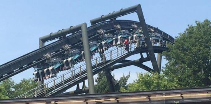 Putnici naglavačke "visili" dva sata na rolerkosteru Putnici naglavačke "visili" dva sata na rolerkosteru