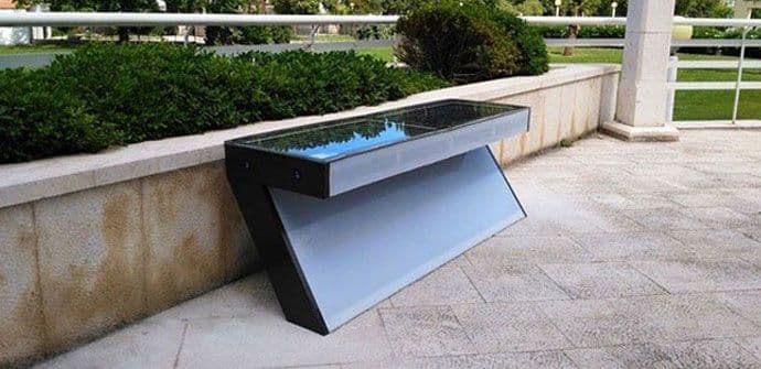 Solarna klupa svijetli i puni mobilne uređaje Solarna klupa svijetli i puni mobilne uređaje