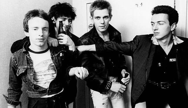 ZAPALITE KUĆU!: Zaokružena priča o legendarnoj punk grupi The Clash ZAPALITE KUĆU!: Zaokružena priča o legendarnoj punk grupi The Clash