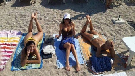 HERCEG NOVI: Sestre Dabović u tangama dižu temperaturu na plaži HERCEG NOVI: Sestre Dabović u tangama dižu temperaturu na plaži