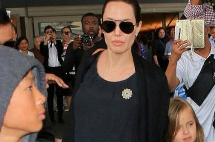 Anđelina Džoli nosi srebrenički cvijet Anđelina Džoli nosi srebrenički cvijet