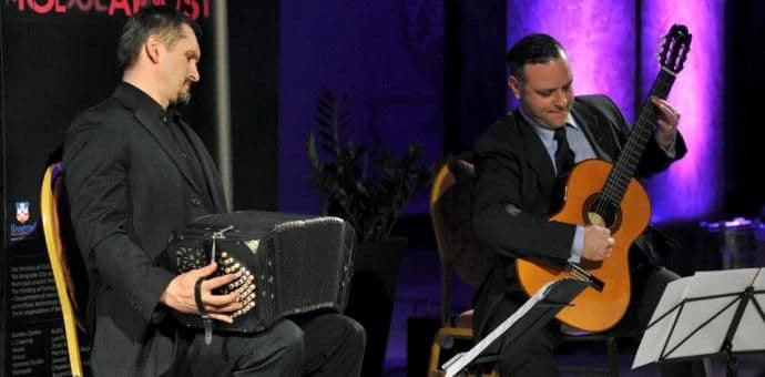 PG LJETO: Beogradski "Guitaneon duo" ispred Narodne biblioteke u Podgorici PG LJETO: Beogradski "Guitaneon duo" ispred Narodne biblioteke u Podgorici