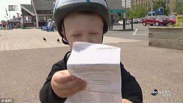 Reakcija trogodišnjaka kada mu je policajac napisao kaznu za parkiranje (VIDEO) Reakcija trogodišnjaka kada mu je policajac napisao kaznu za parkiranje (VIDEO)