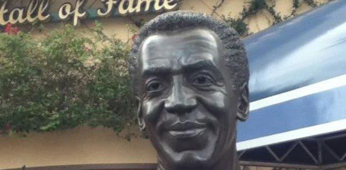 Diznilend sklonio statuu Bila Kozbija Diznilend sklonio statuu Bila Kozbija