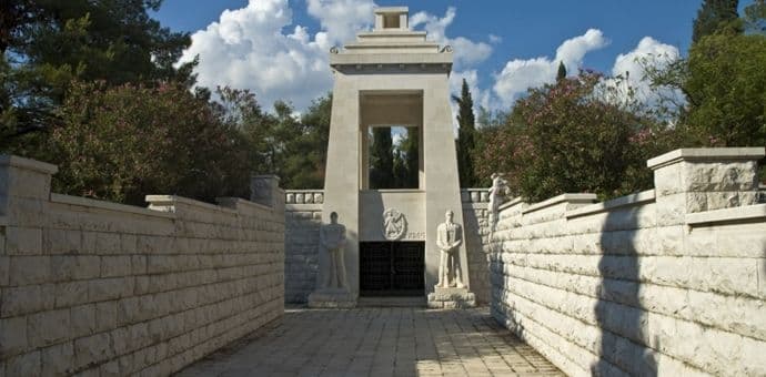 Borci NOR-a položiće vijenac na Spomenik partizanu-borcu Borci NOR-a položiće vijenac na Spomenik partizanu-borcu