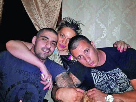 FOTO: Ivana Buha u zagrljaju novog vođe Zemunskog klana FOTO: Ivana Buha u zagrljaju novog vođe Zemunskog klana