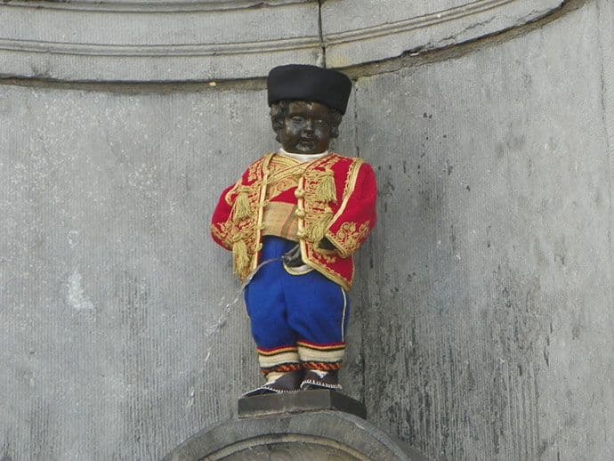 Brisel: Maneken Pis u crnogorskoj narodnoj nošnji  Brisel: Maneken Pis u crnogorskoj narodnoj nošnji