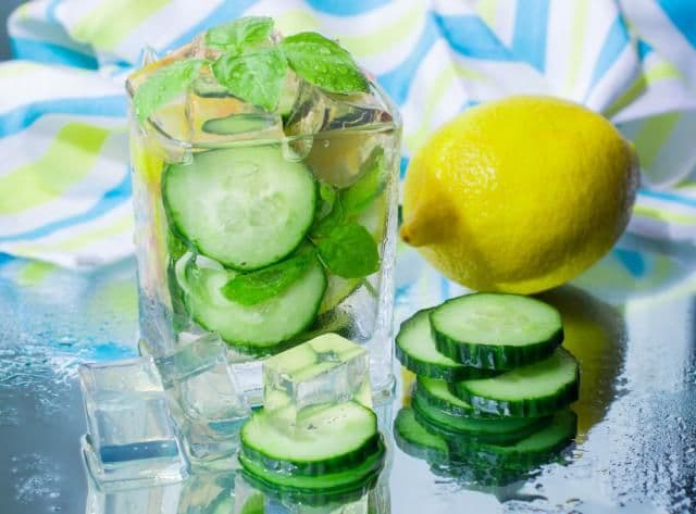 Borba protiv vrućina: Tri domaća napitka koji odmah spašavaju Borba protiv vrućina: Tri domaća napitka koji odmah spašavaju