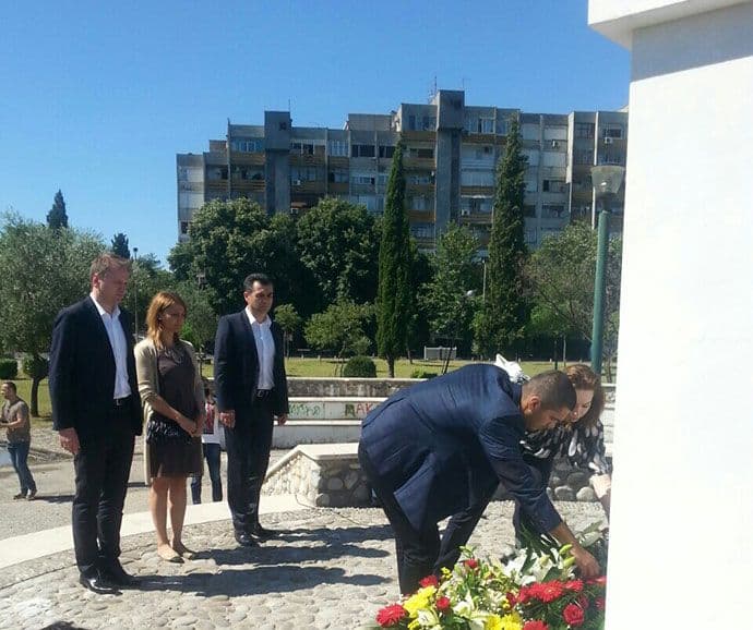 Predstavnici Pozitivne polozili vijenac žrtvama zločina u Srebrenici Predstavnici Pozitivne polozili vijenac žrtvama zločina u Srebrenici