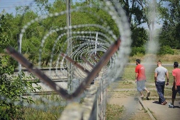 Mađarska vojska počela da gradi antiimigrantski zid Mađarska vojska počela da gradi antiimigrantski zid