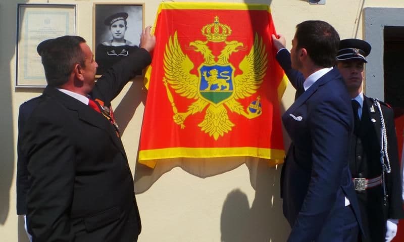 Otkrivena spomen ploča na rodnoj kući narodnog heroja Jovana M. Vučkovića Otkrivena spomen ploča na rodnoj kući narodnog heroja Jovana M. Vučkovića