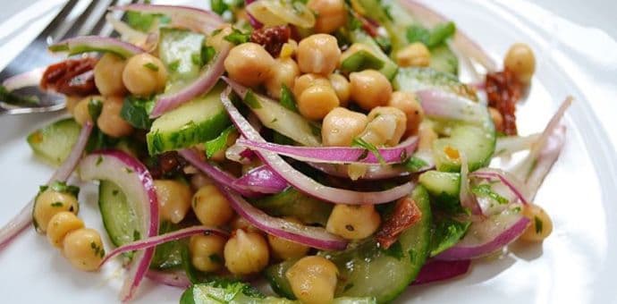 Humus od leblebije s krastavcima Humus od leblebije s krastavcima