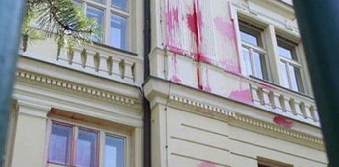 Njemačka ambasada u Sloveniji gađana balonima sa crvenom bojom Njemačka ambasada u Sloveniji gađana balonima sa crvenom bojom