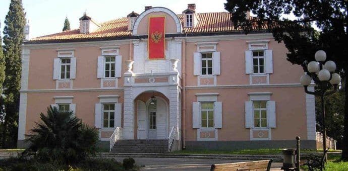 Policija snima okupljanje učesnika studijskih posjeta sjedištu NATO-a Policija snima okupljanje učesnika studijskih posjeta sjedištu NATO-a