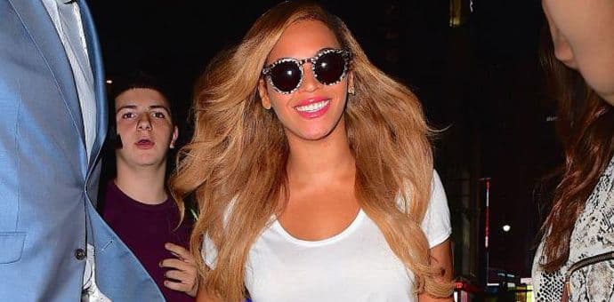 Ona i u običnim farmerkama i bijeloj majici izgleda fenomenalno Ona i u običnim farmerkama i bijeloj majici izgleda fenomenalno