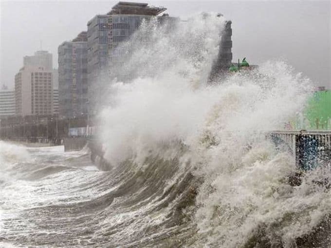 Tajfun pogodio Japan, dvoje mrtvih Tajfun pogodio Japan, dvoje mrtvih