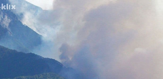 Požar u Trebinju se rasplamsava, vatra stigla do kuća Požar u Trebinju se rasplamsava, vatra stigla do kuća