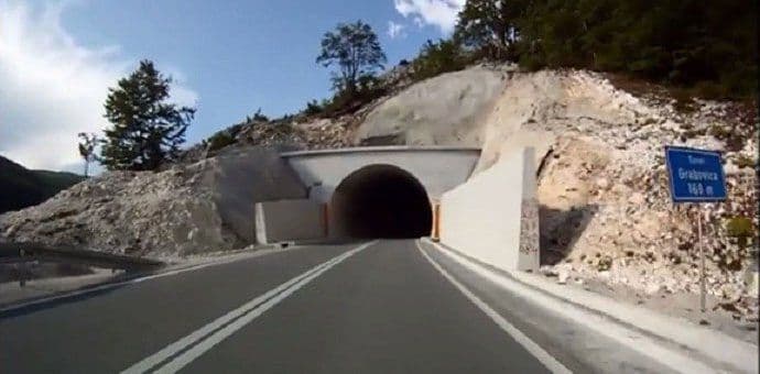 I to se događa: Radnici "Crnagoraputa" čuvaju svijetla u tunelu Tivran I to se događa: Radnici "Crnagoraputa" čuvaju svijetla u tunelu Tivran