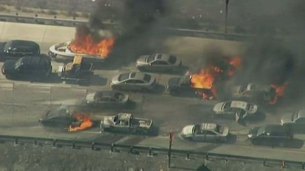 Haos u Kaliforniji: Šumski požar zahvatio i vozila na autoputu (VIDEO) Haos u Kaliforniji: Šumski požar zahvatio i vozila na autoputu (VIDEO)