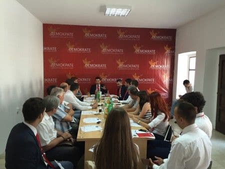 DEMOKRATE PORUČILE: "Nema koalicija sa DPS-om" DEMOKRATE PORUČILE: "Nema koalicija sa DPS-om"