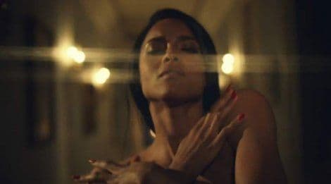 Raspaljuje adrenalin: Pjevačica potpuno gola u spotu Raspaljuje adrenalin: Pjevačica potpuno gola u spotu