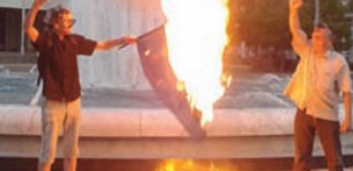 Zapaljena zastava NATO-a u Podgorici Zapaljena zastava NATO-a u Podgorici