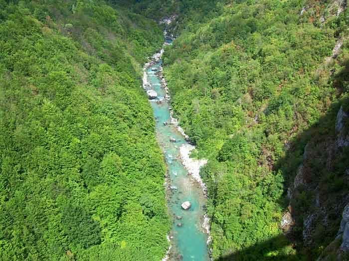 SPASILAČKA DRAMA: Vozilo sletjelo u kanjon Tare SPASILAČKA DRAMA: Vozilo sletjelo u kanjon Tare