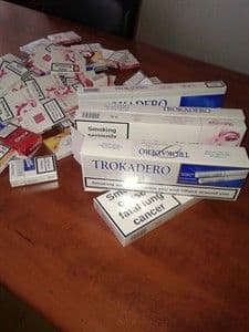 Carininici na pijaci u Baru oduzeli 300 paklica cigareta Carininici na pijaci u Baru oduzeli 300 paklica cigareta