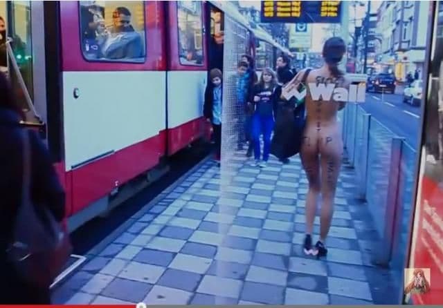 VIDEO: Zgodna Mila prošetala gola gradom i provozala se autobusom VIDEO: Zgodna Mila prošetala gola gradom i provozala se autobusom