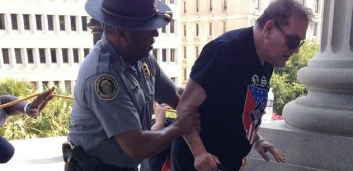 Policajac crnac pomaže pristalici Kju kluks klana Policajac crnac pomaže pristalici Kju kluks klana