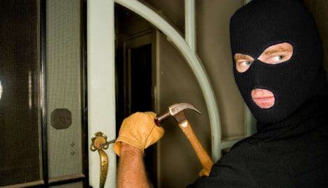 Lopov zario ženi šrafciger u vrat Lopov zario ženi šrafciger u vrat